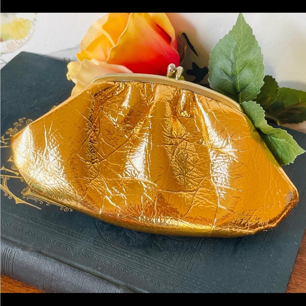 Vintage Gold Crinkled Leather Kiss Lock Clutch Purse / Evening Bag ✨